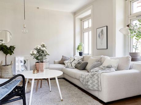 salón fresco y veraniego a la nórdica plantas para refrescar el ambiente interiores plantas flores decoración primavera verano decoración en blaco cambio de armario en casa blog decoración nórdica blog decoracion interiores 