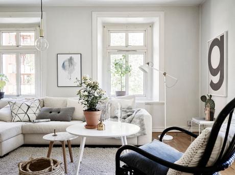 salón fresco y veraniego a la nórdica plantas para refrescar el ambiente interiores plantas flores decoración primavera verano decoración en blaco cambio de armario en casa blog decoración nórdica blog decoracion interiores 