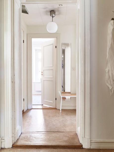 salón fresco y veraniego a la nórdica plantas para refrescar el ambiente interiores plantas flores decoración primavera verano decoración en blaco cambio de armario en casa blog decoración nórdica blog decoracion interiores 