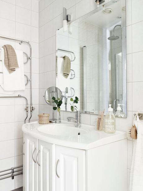 salón fresco y veraniego a la nórdica plantas para refrescar el ambiente interiores plantas flores decoración primavera verano decoración en blaco cambio de armario en casa blog decoración nórdica blog decoracion interiores 