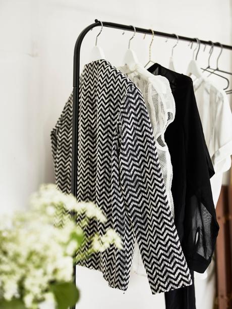 salón fresco y veraniego a la nórdica plantas para refrescar el ambiente interiores plantas flores decoración primavera verano decoración en blaco cambio de armario en casa blog decoración nórdica blog decoracion interiores 