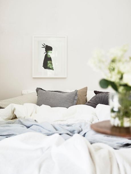 salón fresco y veraniego a la nórdica plantas para refrescar el ambiente interiores plantas flores decoración primavera verano decoración en blaco cambio de armario en casa blog decoración nórdica blog decoracion interiores 