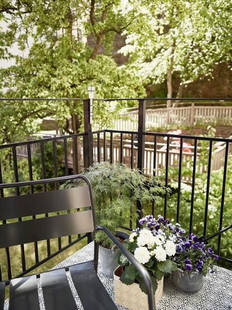 salón fresco y veraniego a la nórdica plantas para refrescar el ambiente interiores plantas flores decoración primavera verano decoración en blaco cambio de armario en casa blog decoración nórdica blog decoracion interiores 