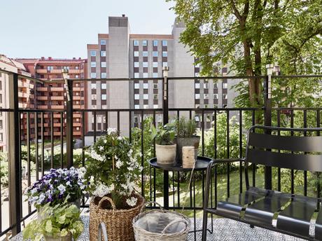 salón fresco y veraniego a la nórdica plantas para refrescar el ambiente interiores plantas flores decoración primavera verano decoración en blaco cambio de armario en casa blog decoración nórdica blog decoracion interiores 