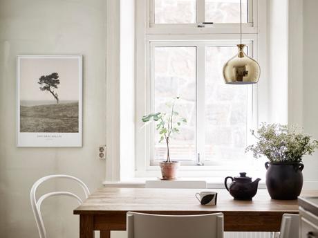 salón fresco y veraniego a la nórdica plantas para refrescar el ambiente interiores plantas flores decoración primavera verano decoración en blaco cambio de armario en casa blog decoración nórdica blog decoracion interiores 