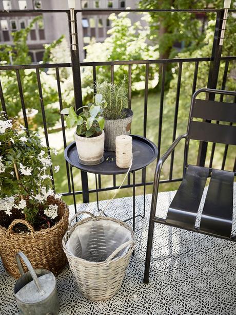 salón fresco y veraniego a la nórdica plantas para refrescar el ambiente interiores plantas flores decoración primavera verano decoración en blaco cambio de armario en casa blog decoración nórdica blog decoracion interiores 