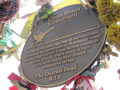 Cross Bones Graveyard de Londres: el cementerio de los marginados