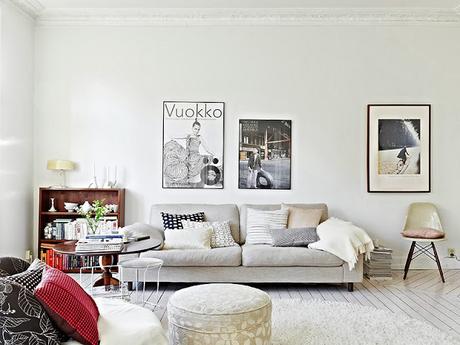 UN PEQUEÑO APARTAMENTO BLANCO CON PIEZAS VINTAGE