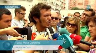 Kichi sustituyó, en el Consistorio de Cádiz, el retrato del rey por el de un anarquista.