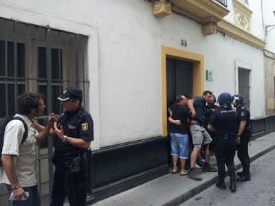 Kichi sustituyó, en el Consistorio de Cádiz, el retrato del rey por el de un anarquista.