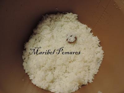 Ensalada de arroz blanco con tomate, pimientos, palitos surimi, zanahoria, alpicoz, queso y salsa yogur finas hierbas.