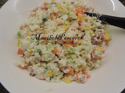 Ensalada de arroz blanco con tomate, pimientos, palitos surimi, zanahoria, alpicoz, queso y salsa yogur finas hierbas.