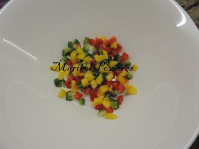 Ensalada de arroz blanco con tomate, pimientos, palitos surimi, zanahoria, alpicoz, queso y salsa yogur finas hierbas.