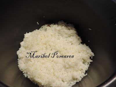 Ensalada de arroz blanco con tomate, pimientos, palitos surimi, zanahoria, alpicoz, queso y salsa yogur finas hierbas.