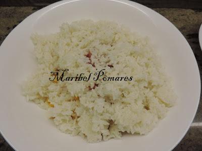 Ensalada de arroz blanco con tomate, pimientos, palitos surimi, zanahoria, alpicoz, queso y salsa yogur finas hierbas.