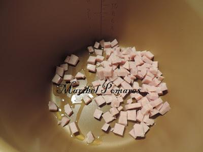 Ensalada de arroz blanco con tomate, pimientos, palitos surimi, zanahoria, alpicoz, queso y salsa yogur finas hierbas.