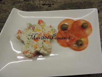 Ensalada de arroz blanco con tomate, pimientos, palitos surimi, zanahoria, alpicoz, queso y salsa yogur finas hierbas.