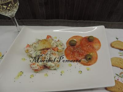 Ensalada de arroz blanco con tomate, pimientos, palitos surimi, zanahoria, alpicoz, queso y salsa yogur finas hierbas.
