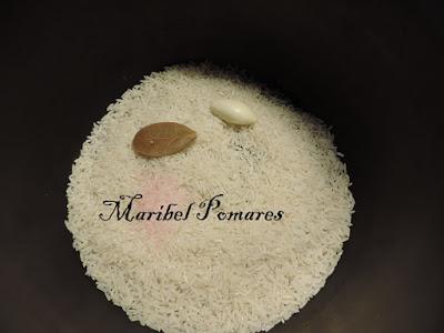 Ensalada de arroz blanco con tomate, pimientos, palitos surimi, zanahoria, alpicoz, queso y salsa yogur finas hierbas.