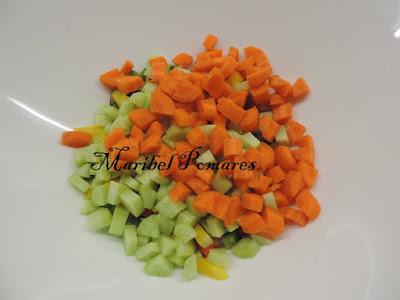 Ensalada de arroz blanco con tomate, pimientos, palitos surimi, zanahoria, alpicoz, queso y salsa yogur finas hierbas.