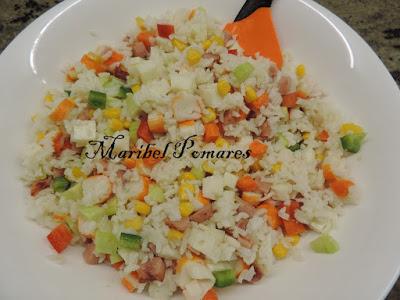 Ensalada de arroz blanco con tomate, pimientos, palitos surimi, zanahoria, alpicoz, queso y salsa yogur finas hierbas.