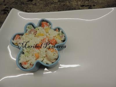 Ensalada de arroz blanco con tomate, pimientos, palitos surimi, zanahoria, alpicoz, queso y salsa yogur finas hierbas.