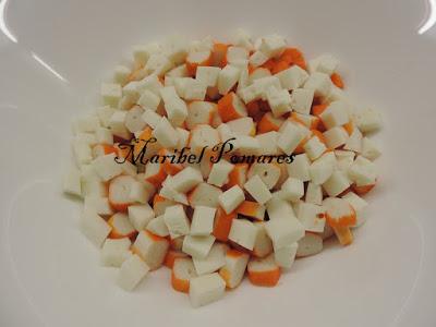 Ensalada de arroz blanco con tomate, pimientos, palitos surimi, zanahoria, alpicoz, queso y salsa yogur finas hierbas.