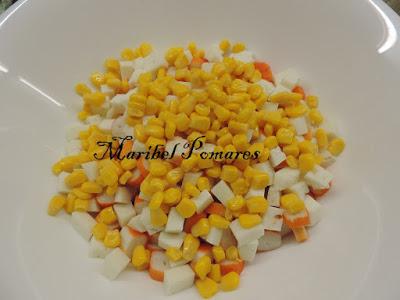 Ensalada de arroz blanco con tomate, pimientos, palitos surimi, zanahoria, alpicoz, queso y salsa yogur finas hierbas.