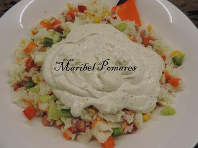 Ensalada de arroz blanco con tomate, pimientos, palitos surimi, zanahoria, alpicoz, queso y salsa yogur finas hierbas.