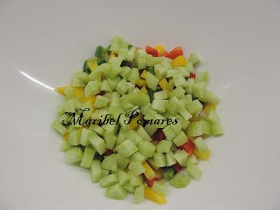 Ensalada de arroz blanco con tomate, pimientos, palitos surimi, zanahoria, alpicoz, queso y salsa yogur finas hierbas.