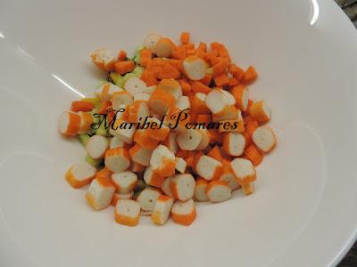 Ensalada de arroz blanco con tomate, pimientos, palitos surimi, zanahoria, alpicoz, queso y salsa yogur finas hierbas.