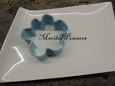 Ensalada de arroz blanco con tomate, pimientos, palitos surimi, zanahoria, alpicoz, queso y salsa yogur finas hierbas.