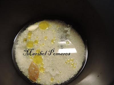 Ensalada de arroz blanco con tomate, pimientos, palitos surimi, zanahoria, alpicoz, queso y salsa yogur finas hierbas.