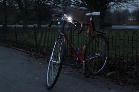 KNOG BLINDER 1: LINTERNA PARA LA SEGURIDAD DE LOS CICLISTAS.