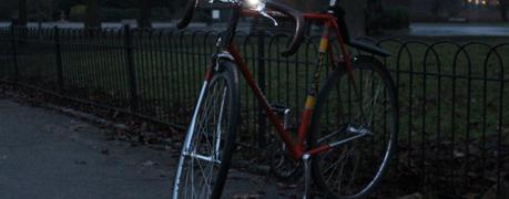 KNOG BLINDER 1: LINTERNA PARA LA SEGURIDAD DE LOS CICLISTAS.