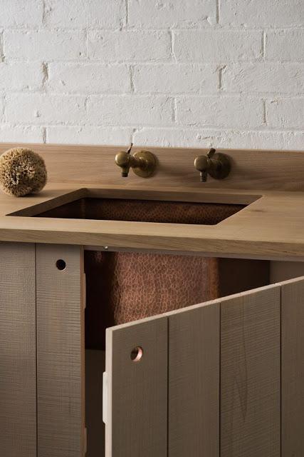 Una cocina de estilo rústico actualizado, por Sebastian Cox