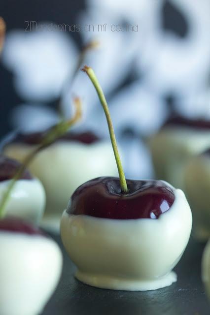 Cerezas con chocolate blanco