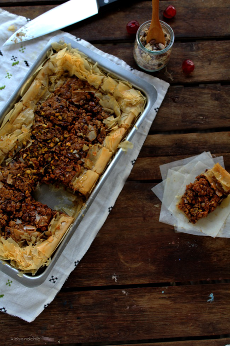 Baklava de café , muesli y cerezas