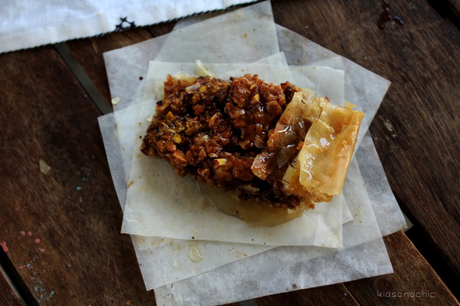 Baklava de café , muesli y cerezas