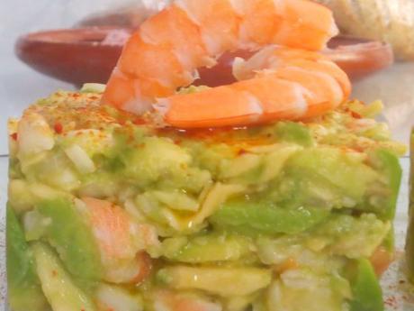 Tartar de aguacate con gambas