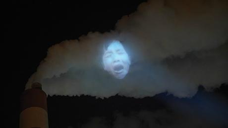 El humo de las fábricas convertido en soporte publicitario contra la contaminación