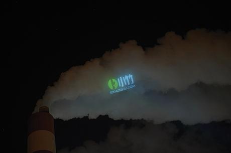 El humo de las fábricas convertido en soporte publicitario contra la contaminación