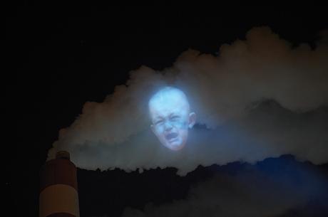 El humo de las fábricas convertido en soporte publicitario contra la contaminación