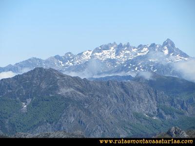 Ruta Les Rapaines, Lago Ubales, Cascayón: Vista del macizo occidental de Picos de Europa desde Les Rapaínes