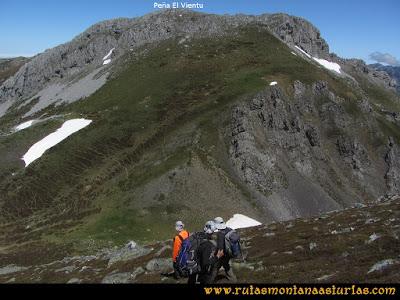Ruta Les Rapaines, Lago Ubales, Cascayón: Bajando de Les Rapaínes al collado Agujas