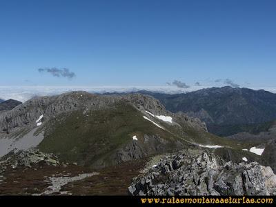 Ruta Les Rapaines, Lago Ubales, Cascayón: Vista de la Peña del Vientu desde Les Rapaínes