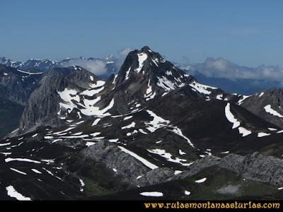 Ruta Les Rapaines, Lago Ubales, Cascayón: Vista del Pico Torres desde Les Rapaínes