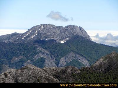 Ruta Les Rapaines, Lago Ubales, Cascayón: Vista del Tiatordos desde Les Rapaínes