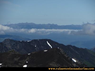 Ruta Les Rapaines, Lago Ubales, Cascayón: Vista del Aramo desde Les Rapaínes