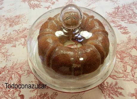 BIZCOCHO DE CANELA CON GLASEADO LIGERO DE LIMÓN